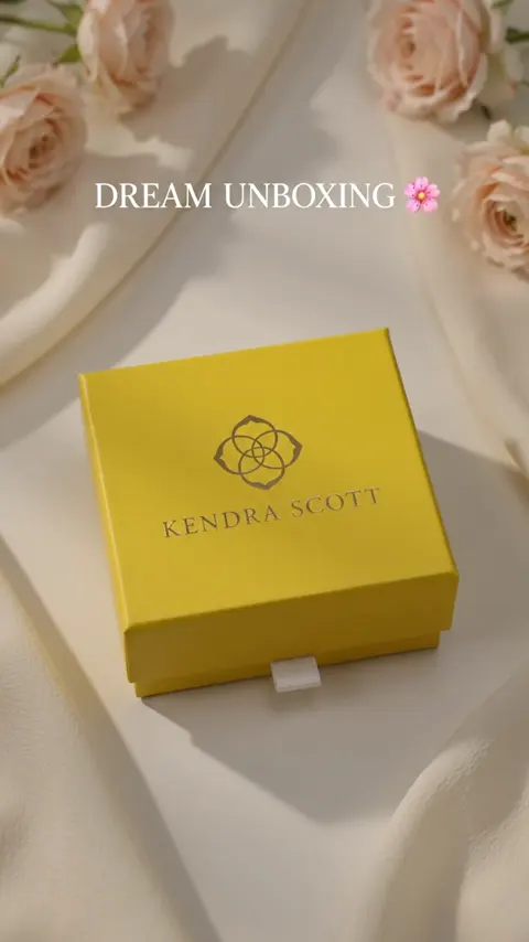 Neckplace pendant in a unboxing video made with v4v.ai
