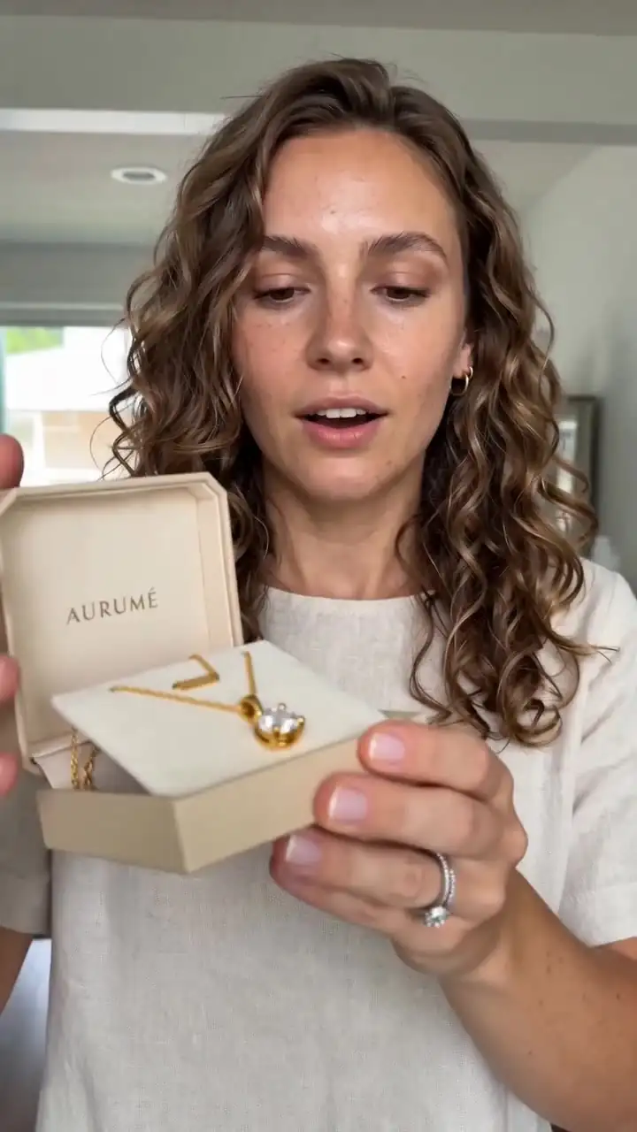 Aurume gold pendant in a unboxing video made with v4v.ai